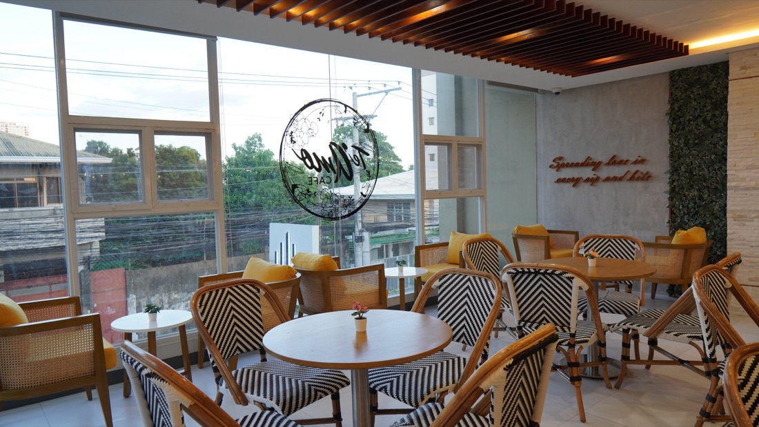 Inside Te'Amo Café — bright tables by the window